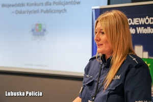 Policjantka przemawia do uczestników konkursu.