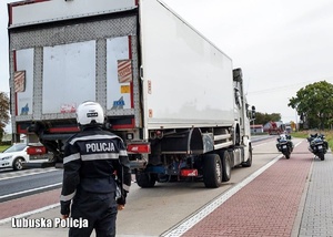 Kontrola pojazdu ciężarowego przez policjantów.