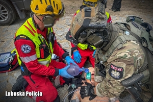 Kontrterroryści wspólnie z ratownikami medycznymi podczas udzielania pierwszej pomocy medycznej.