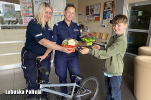 policjantki z chłopcem i jego rowerem