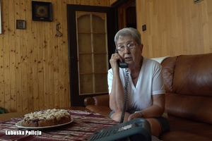 Starsza kobieta rozmawia przez telefon.