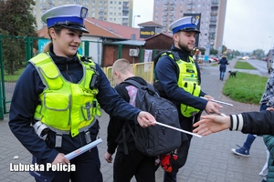Policjanci rozdają odblaski dzieciom