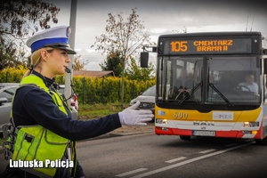 policjantka wskazuje drogę kierowcy autobusu