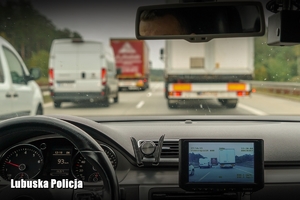 Widok z wnętrza policyjnego radiowozu z videorejestratorem jadącego droga ekspresową.