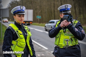 Policjanci drogówki podczas kontroli jadących pojazdów.