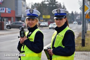 Policjantki drogówki podczas kontroli prędkości jadących pojazdów.