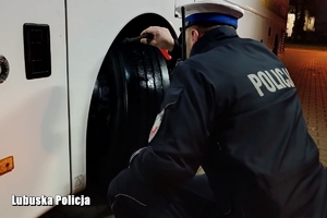 policjant kontroluje ogumienie autokaru