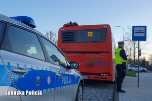 Policjanci stoją przed autobusem aby sprawdzić jego stan techniczny