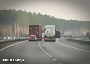 Ciężarówka podczas wyprzedzania innego pojazdu ciężarowego na autostradzie.