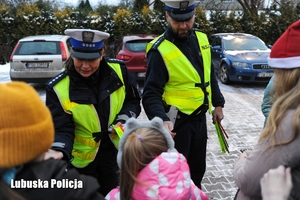 Policjanci rozdają odblaski dla dzieci