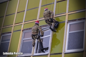 Kontrterroryści wchodzą przez okno do budynku