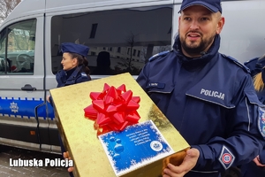 Policjant z prezentem dla Bianki