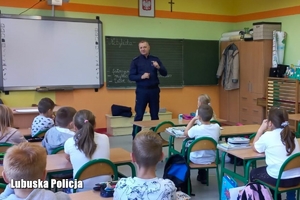 Policjant prowadzi zajęcia z dziećmi