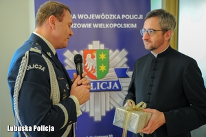Komendant Wojewódzki Policji składa życzenia świąteczne księdzu.