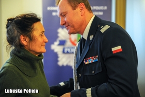 Komendant Wojewódzki Policji składa kobiecie życzenia świąteczne.