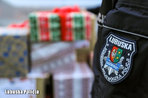 policjant stoi przy prezentach