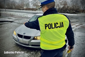 policjant wskazuje kierunek kierowcy
