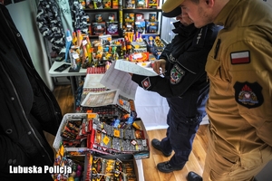 policjantka i strażak podczas kontroli sprzedaży fajerwerków
