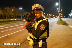 Policjantka kontroluję prędkość jadących pojazdów