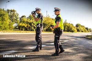 Policjanci kontrolują prędkość poruszających się pojazdów