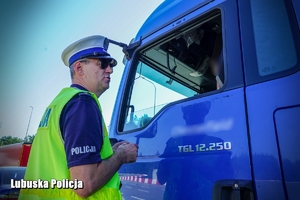 Policjant w trakcie kontroli pojazdu ciężarowego