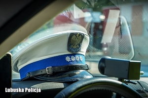 Widok na czapkę policjanta ruchu drogowego