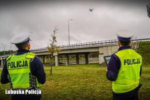 Policjanci startują dronem