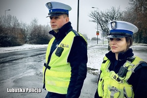 Policjanci ruchu drogowego kontrolują kierowców