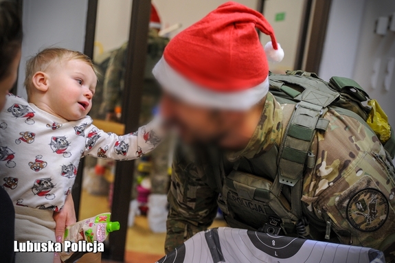 dziecko dotyka twarzy kontrterrorysty