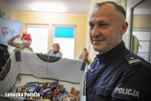 Policjant trzyma karton z cukierkami