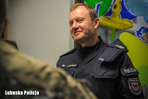 Policjant rozmawia z innymi uczestnikami akcji charytatywnej