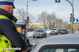 Policjanci podczas przeprowadzania kontroli drogowej.