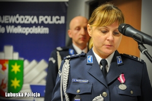 policjantka mówi przez mikrofon