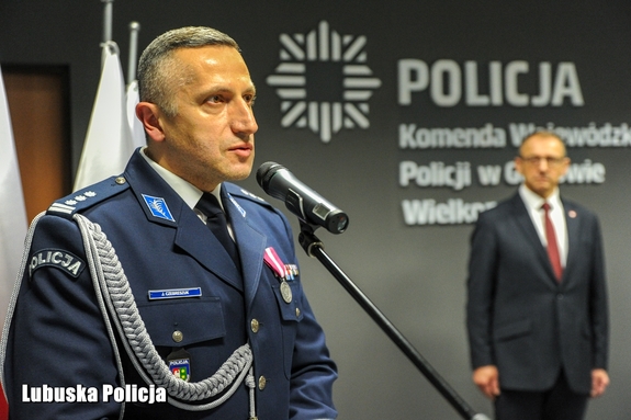 Inspektor Jerzy Czebreszuk przemawia przez mikrofon