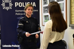 policjantka rozmawia z nastolatką