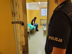 Policjant i zatrzymany w policyjnej celi