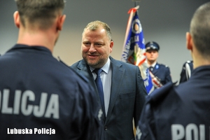 policjanci odbierają gratulacje od I Wicewojewody Lubuskiego