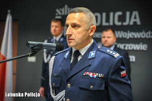 policjant przemawia przez mikrofon