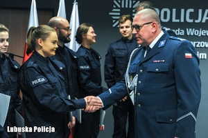 policjantka odbiera gratulacje