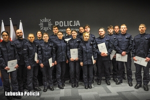 zdjęcie grupowe nowych policjantów