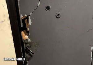 Uszkodzone drzwi wejściowe do mieszkania