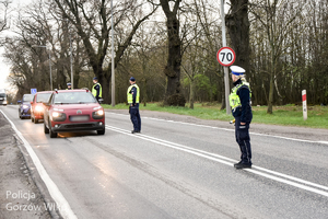 Policjanci kontrolują trzeźwość kierujących