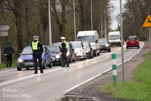 Policjanci kontrolują trzeźwość kierujących
