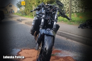 uszkodzony motocykl na drodze