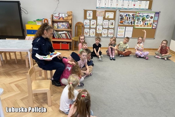 policjantka czyta dzieciom książkę