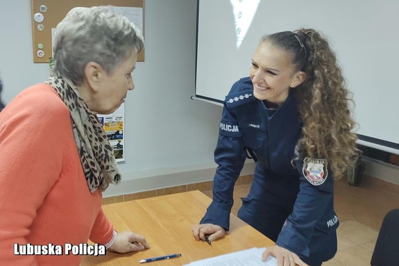 policjantka rozmawia z seniorką