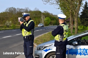 Policjanci kontrolują prędkość kierujących