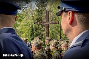 policjanci przy Krzyżu Katyńskim