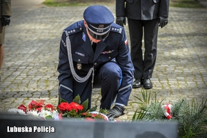 policjant składa kwiaty