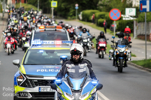 policjaci prowadzą kolumnę motocykli